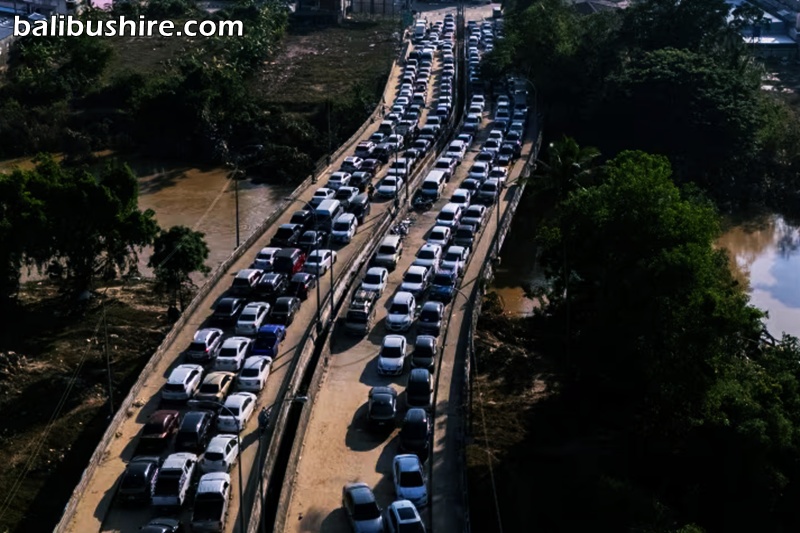 Roads were blocked by vehicles parked to escape floodwaters in Hat Yai district, Songkhla province, Thailand